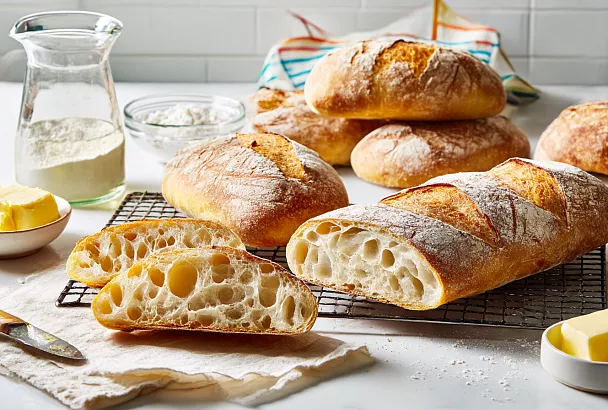 Домашняя чиабатта без «страшного замеса»: хруст сверху, мягко внутри и много дырочек