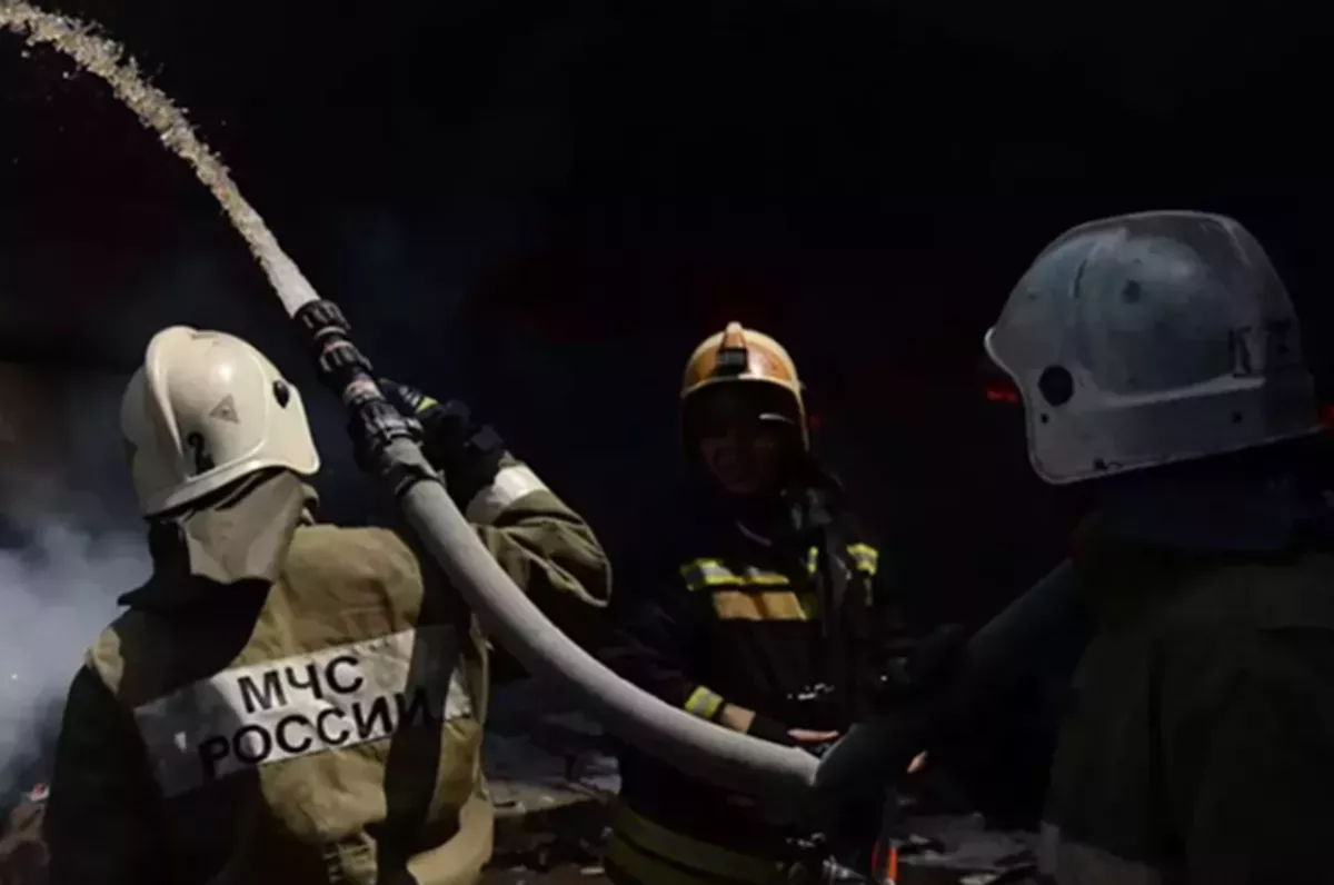 Число задействованных в тушении возгорания на морском терминале в Туапсе пожарных увеличили