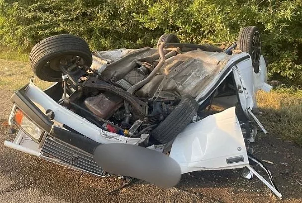 ВАЗ при обгоне столкнулся с трактором на Кубани. Пострадали пять человек