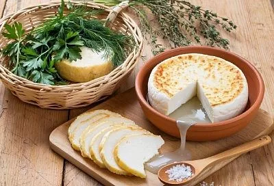 Смешиваю литр молока с литром кефира и через 30 минут подаю родным домашний сыр 