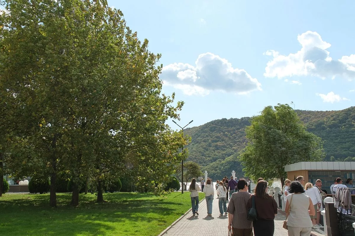 В выходные на набережной озера Абрау всегда много гуляющих. Сюда приезжают, чтобы отдохнуть целыми семьями. 