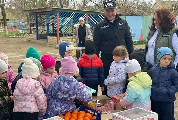 «Единая Россия» из Краснодарского края передала в Херсонскую область 6 тонн стекла для домов, пострадавших от действий ВСУ
