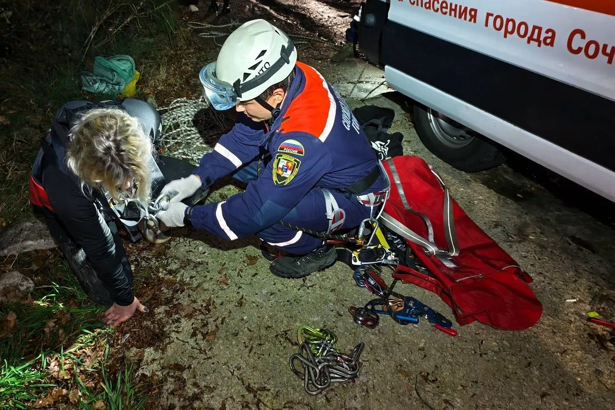 Спасатели эвакуировали супружескую пару, упавшую с крутого оврага в Сочи