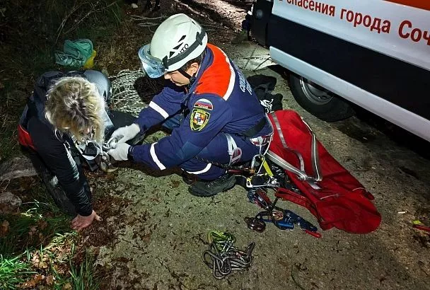 Спасатели эвакуировали супружескую пару, упавшую с крутого оврага в Сочи