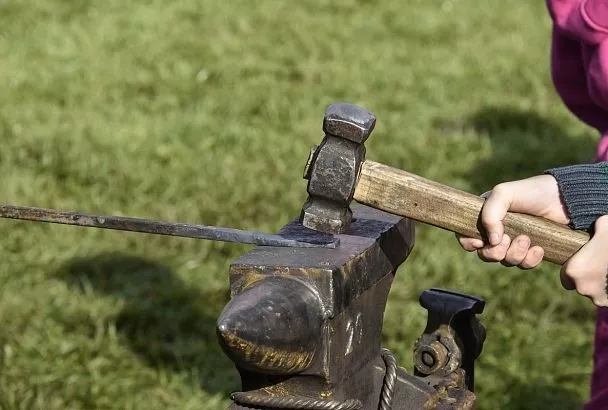 Призыв Маска к ликвидации ЕС, заявление Кадырова после атаки БПЛА на Грозный и сокращение списка «неженских» профессий: что произошло к утру 7 декабря