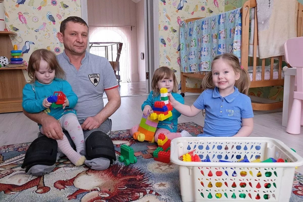 Анатолий и три его дочки -  Вероника, Софья и Дарья.