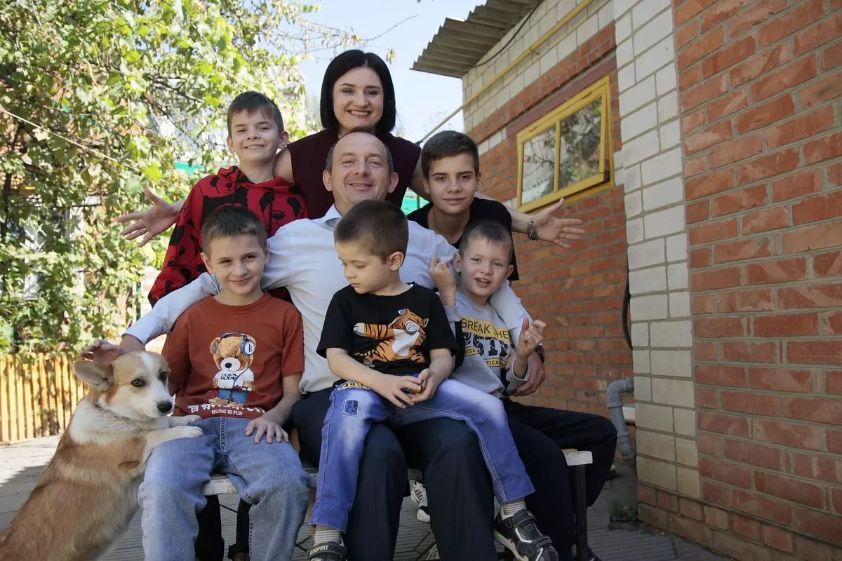 За суетой семейной жизни эти два человека не забывают о чувствах друг к другу, и в этом тоже секрет их взаимопонимания, доверия и любви.