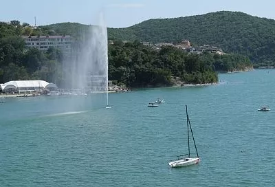 Пешком, на лодке и катамаране: душевные прогулки на озере Абрау 