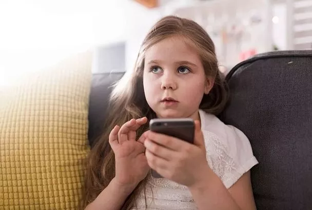 В Краснодаре девятилетняя девочка лишила бабушку 700 тысяч, взяв поиграть ее телефон