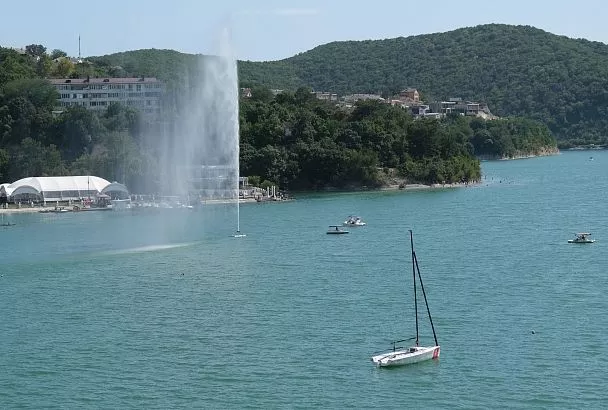 Пешком, на лодке и катамаране: душевные прогулки на озере Абрау 