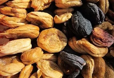 Покупаю самый дешевый переспевший инжир на рынке и сушу его в духовке. Получаются вкусные сухофрукты без лишних хлопот