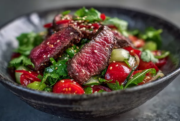 Салат с говяжьей диафрагмой и имбирной заправкой: сочный вкус лета без лишнего