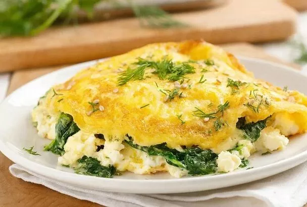 Омлет «Спасение после праздников» со шпинатом и творогом - лёгкий завтрак или ужин за 15 мин