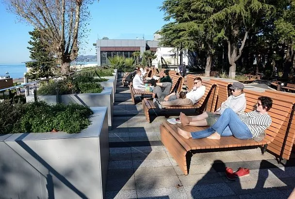 Цены на авиабилеты в Сочи в октябре снизились почти на 40%