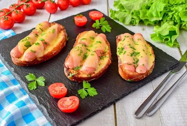 Как превратить утро в настоящий праздник — сделайте себе хрустящие тосты с сосисками