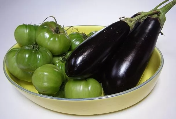 Салат с баклажаном и базиликом: постный рецепт, который украсит любой стол