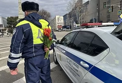 Цветочный патруль: в Краснодаре сотрудники ДПС поздравили автоледи в преддверии 8 Марта