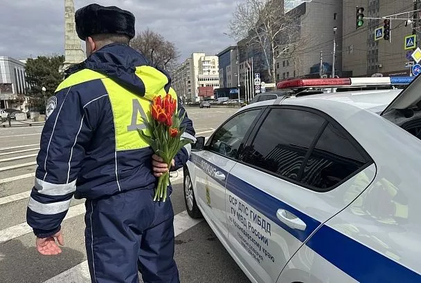 Цветочный патруль: в Краснодаре сотрудники ДПС поздравили автоледи в преддверии 8 Марта