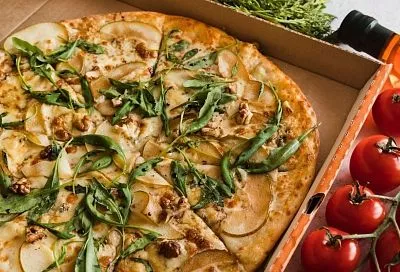 Идеальный вариант перекуса для детей и взрослых: пицца с грушей на слоеном тесте