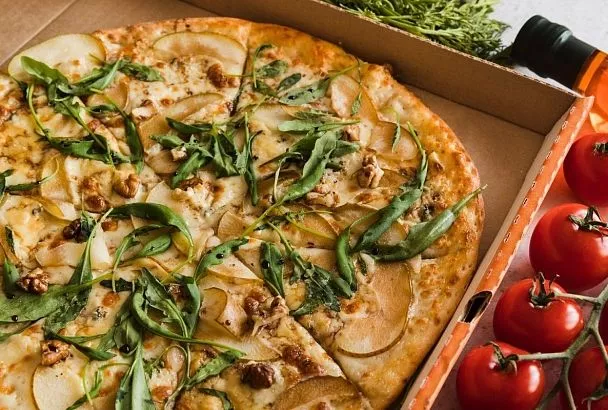 Идеальный вариант перекуса для детей и взрослых: пицца с грушей на слоеном тесте