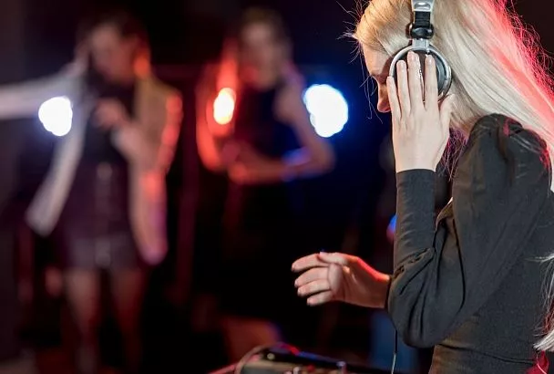 В российских городах-миллионниках сократилось число караоке-заведений