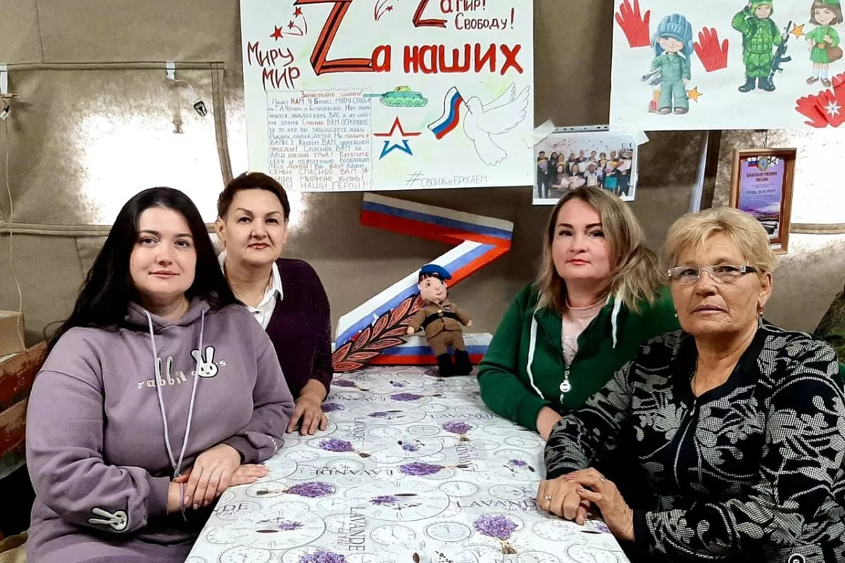 Команда полевого лагеря «Тамань-130 на фронт» Ольга и Светлана Смирновы, Юлия Мирошниченко и Людмила Быкова. Команда полевого лагеря «Тамань-130 на фронт» Ольга и Светлана Смирновы, Юлия Мирошниченко и Людмила Быкова.