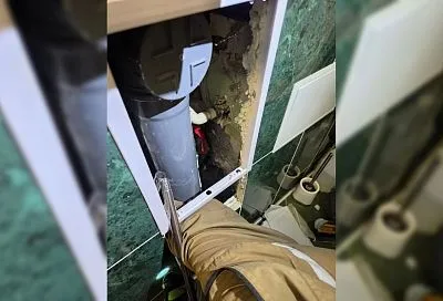 Застрявшего в простенке ванной комнаты котенка спасли в Новороссийске