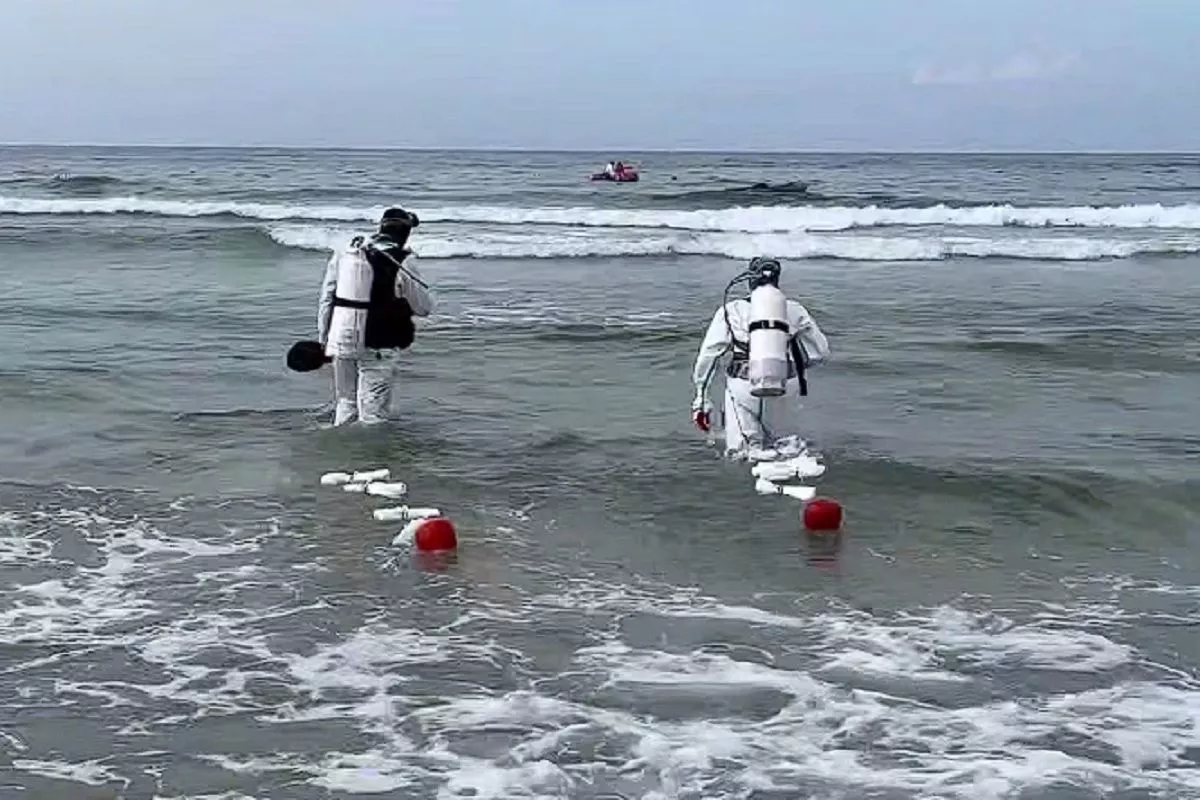 Более 330 мешков с мазутом подняли со дня Черного моря в Анапе с 25 августа по 3 сентября