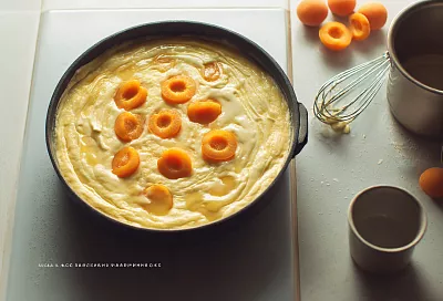 Манник на кефире с абрикосами в сковороде