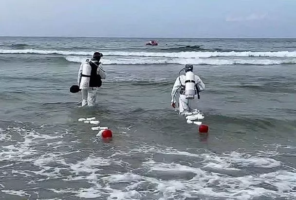 Более 330 мешков с мазутом подняли со дня Черного моря в Анапе с 25 августа по 3 сентября