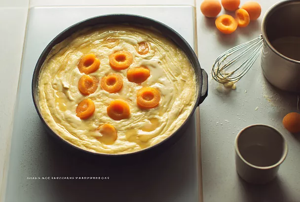 Манник на кефире с абрикосами в сковороде