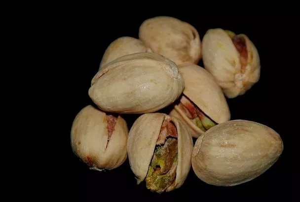 Закинул фисташки – и сразу в постель: как горсть орехов улучшит ваш сон и здоровье, но есть нюанс