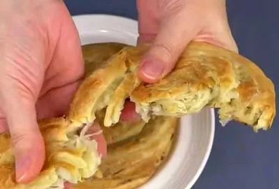 Лепёшки с луком практически из ничего: легко заменят хлеб, закуску и десерт к чаю 