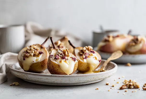 Запечённые груши с камамбером на новогодний стол: добавила мёд и орехи, и через 30 минут на столе лёгкий праздничный десерт