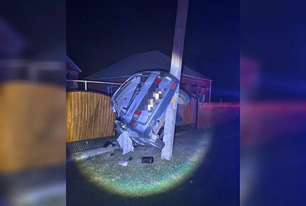 ВАЗ повис на опоре электропередачи после столкновения с Mazda на Кубани