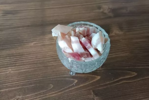 На столе будет уже завтра! Самый быстрый способ засолки сала с мясными прожилками