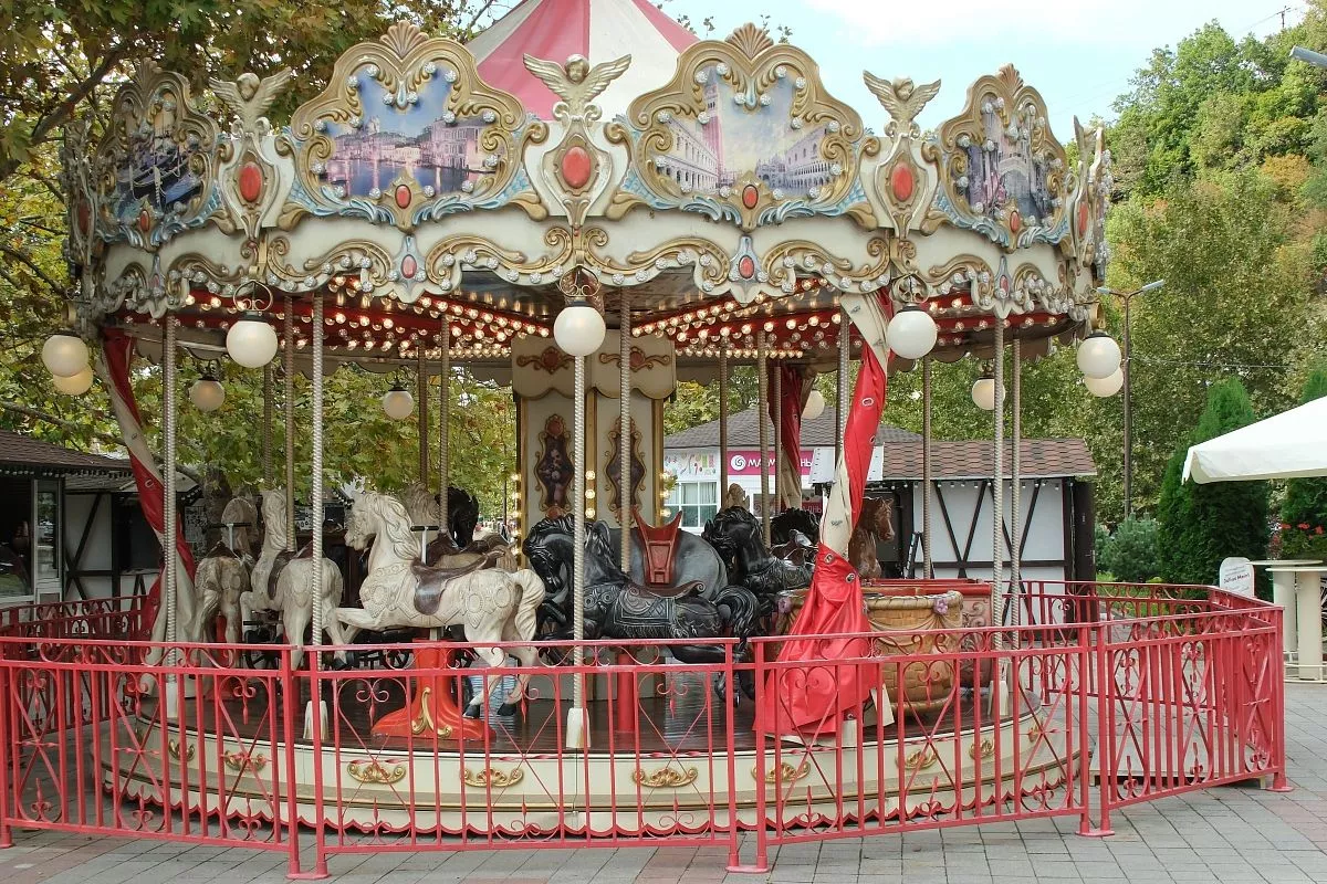 Для любителей вернуться в детстве на набережной работает красочная карусель-шатер с лошадками. 