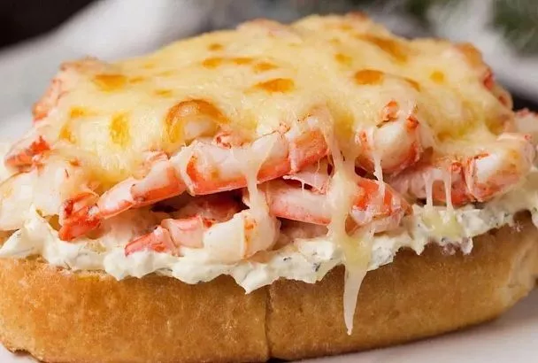 Вместо скучных бутербродов — шедевр за 20 минут: новогодняя закуска с крабовыми палочками и французским соусом