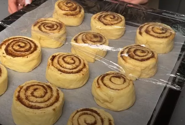 Подождал 15 минут, и тесто для булочек Синнабон тает во рту: делай так всегда, прежде чем ставить его в духовку