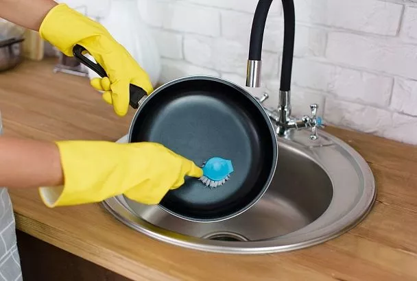 Будет чистая, как новая: как без дорогих гелей и порошков отмыть тефлоновую сковороду от жира