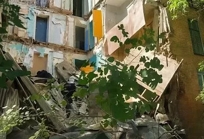 В Астрахани в результате обрушения части дома пострадавших нет 