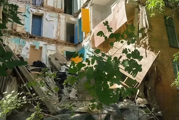 В Астрахани в результате обрушения части дома пострадавших нет 