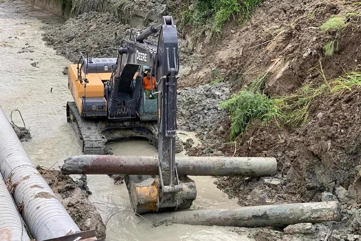 Рабочие убирают железобетонные сваи, оставшиеся от старого моста Рабочие убирают железобетонные сваи, оставшиеся от старого моста