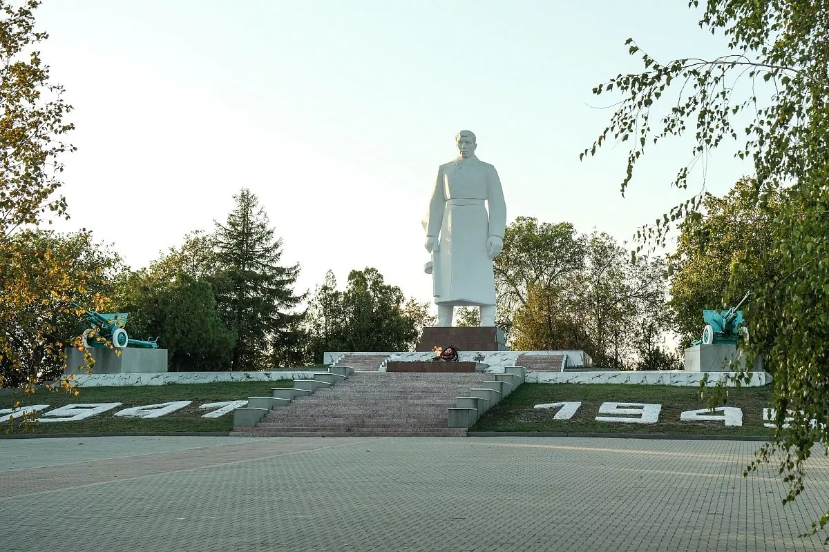 Памятник «Сопка героев» место, где в 1943 году шли ожесточенные бои, в которых только за пять дней штурма высоты погибло 4300 и ранено 12000 бойцов Красной Армии. Памятник «Сопка героев» место, где в 1943 году шли ожесточенные бои, в которых только за пять дней штурма высоты погибло 4300 и ранено 12000 бойцов Красной Армии.
