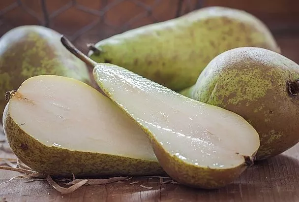 Легкий десерт за 5 минут — груша с творожной начинкой: можно в микроволновке