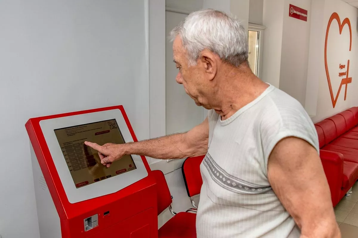 В муниципальных поликлиниках пациент проходит диспансеризацию по отдельному «коридору», вне общей очереди.