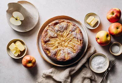 Тушу яблоки в масле с сахаром, заливаю простым тестом — пирог на сковороде выходит сочным и нежным!