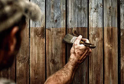 Мажу заборы отработкой — не гниют десятилетиями, и это бесплатно