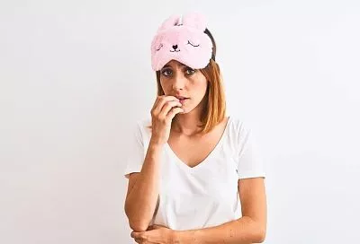 Стоит ли доверять популярному лайфхаку из сети о том, что шампанское - идеальное снотворное?