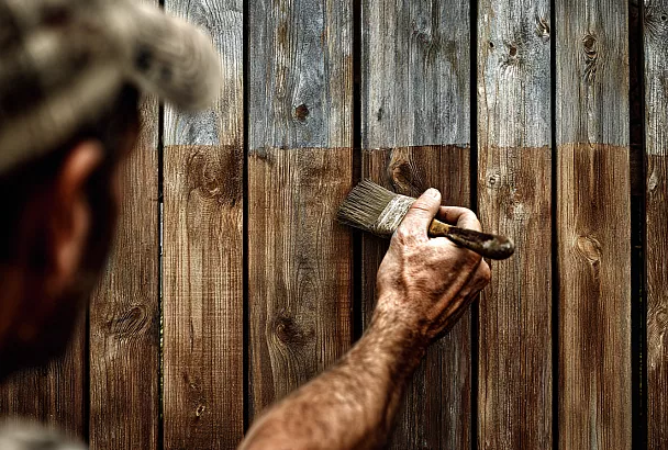 Мажу заборы отработкой — не гниют десятилетиями, и это бесплатно